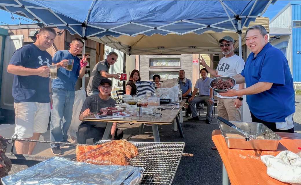 社員がBBQを楽しむ様子の写真