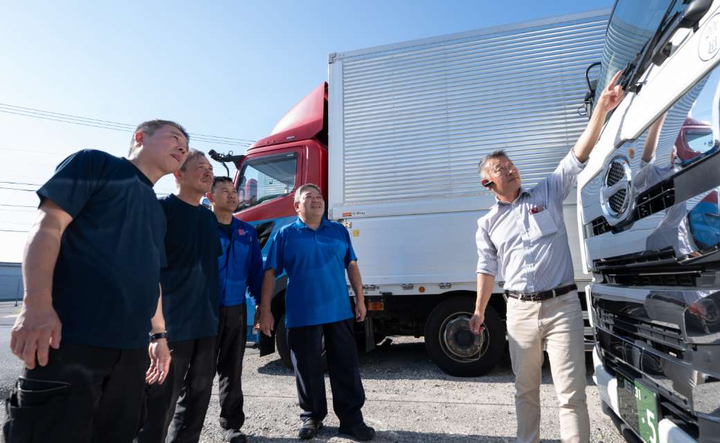 社員が説明をしている風景写真