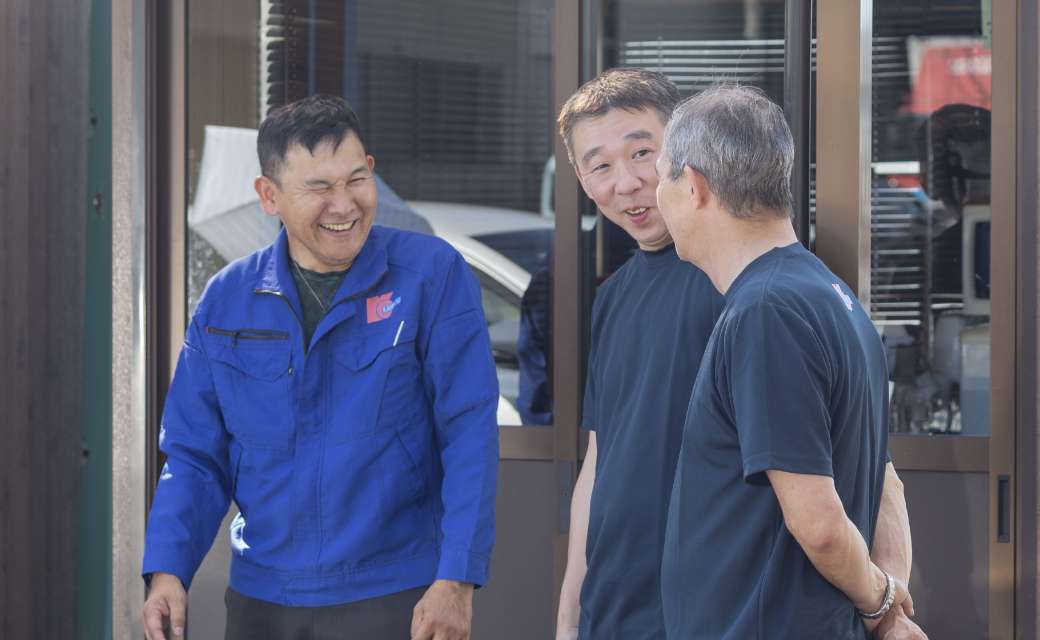 社員が談笑している風景写真